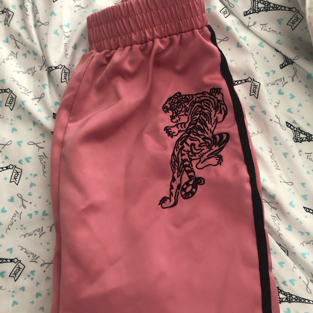 Pink pants with details